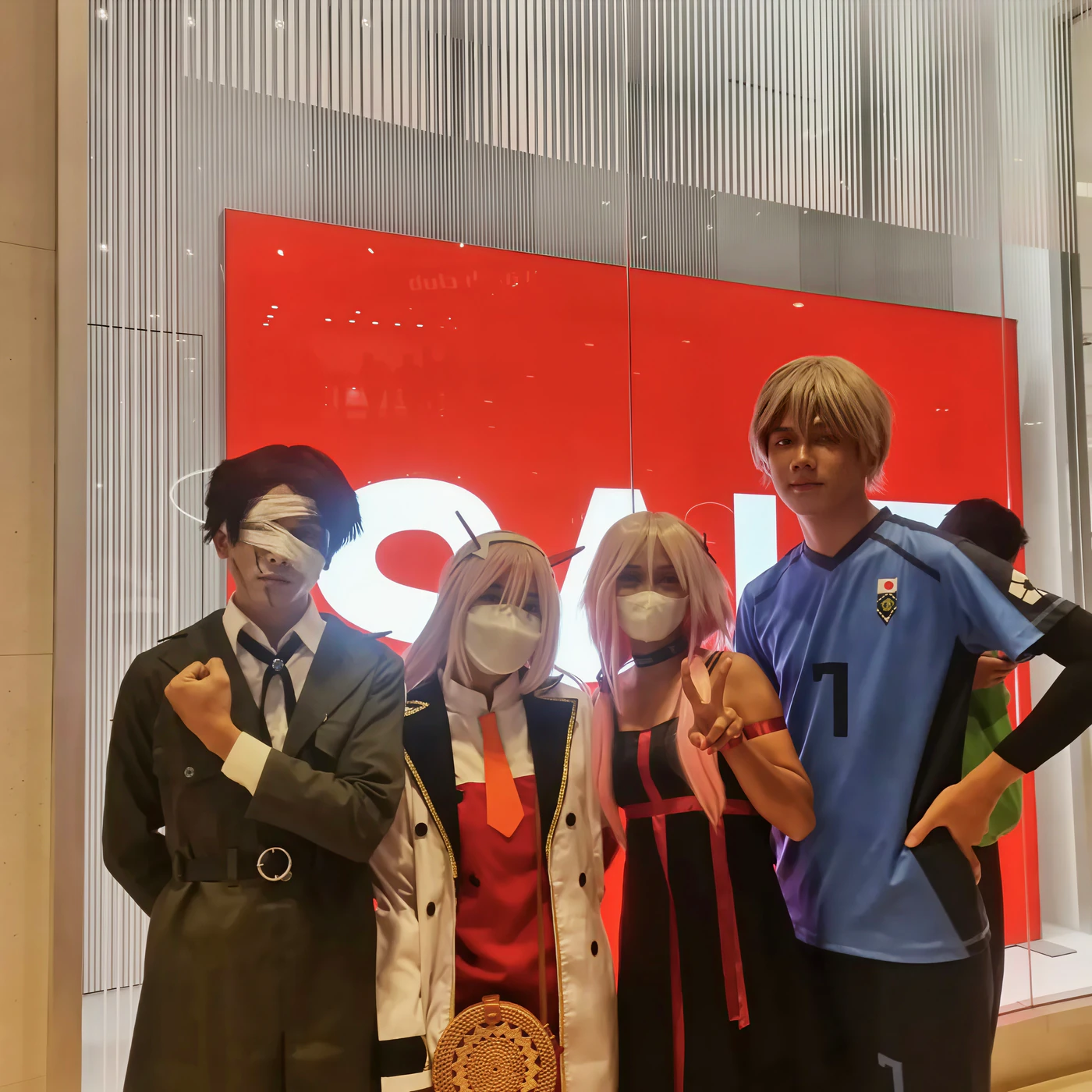 Member KOBOY berfoto dengan kostum cosplay