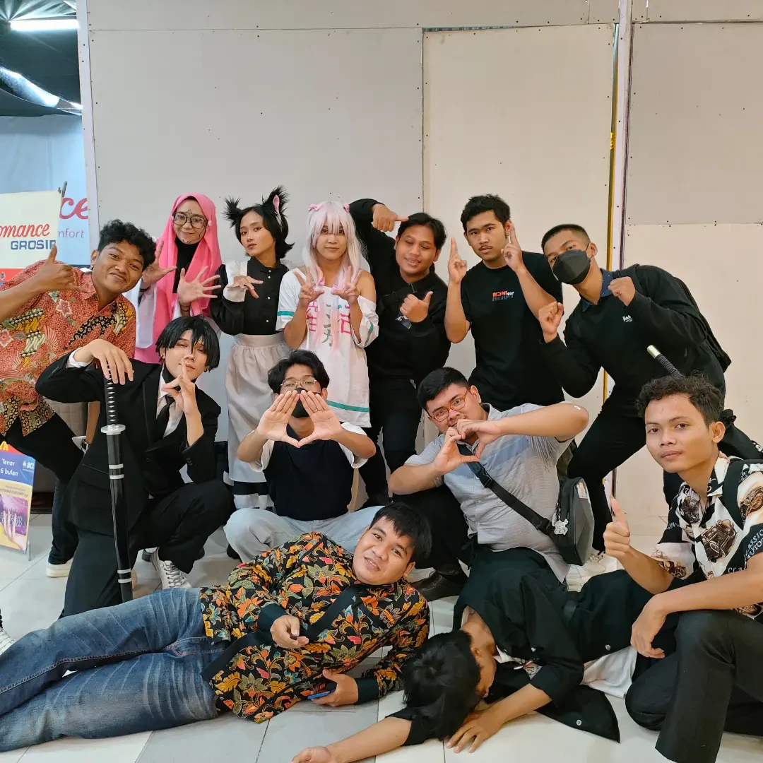 Anggota komunitas berkumpul dan berpose santai