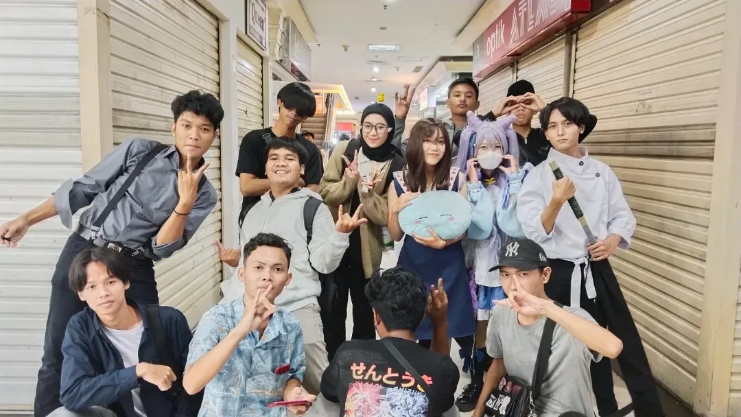 Fotbar KOBOY di lorong dengan latar pintu pertokoan