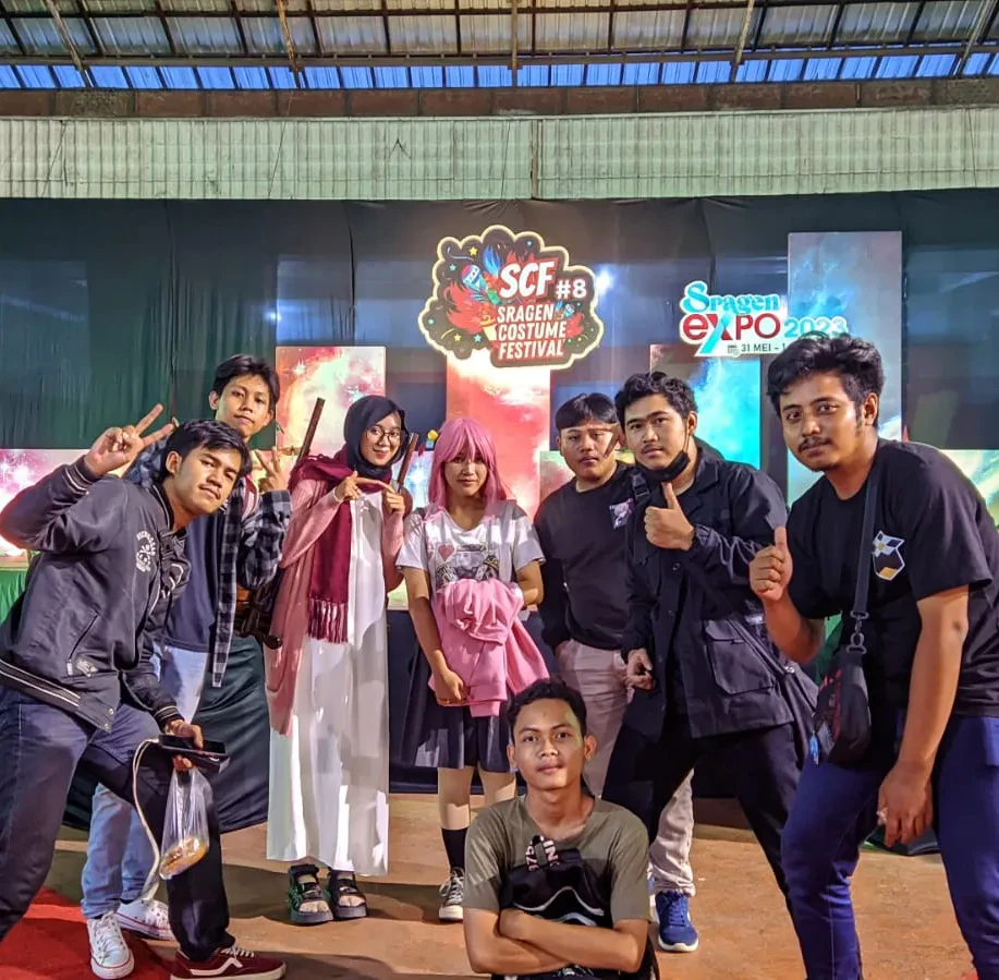 Anggota KOBOY berfoto di depan panggung event