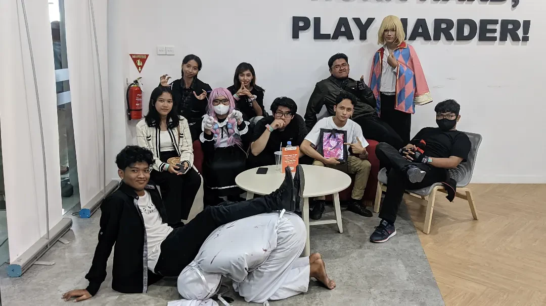 Cosplayer berfoto bersama di area bermain