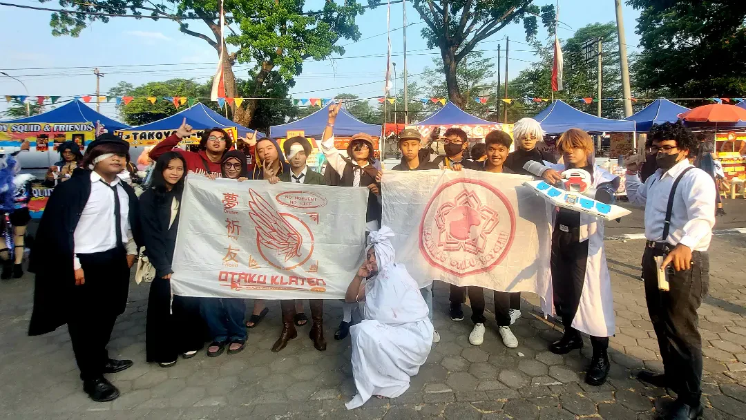 Fotbar dengan dua bendera KOBOY di area luar ruangan