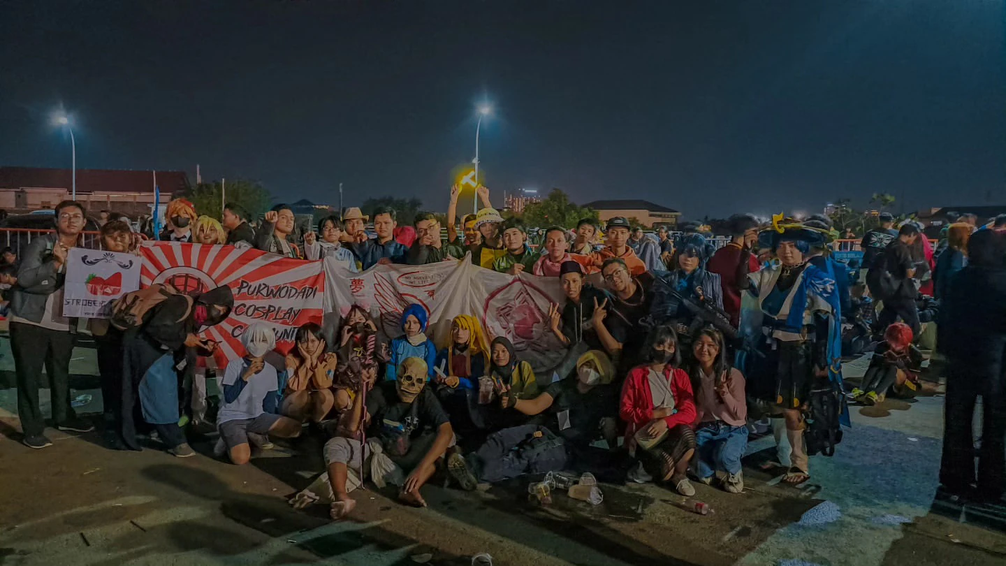Fotbar komunitas bersama bendera saat malam hari