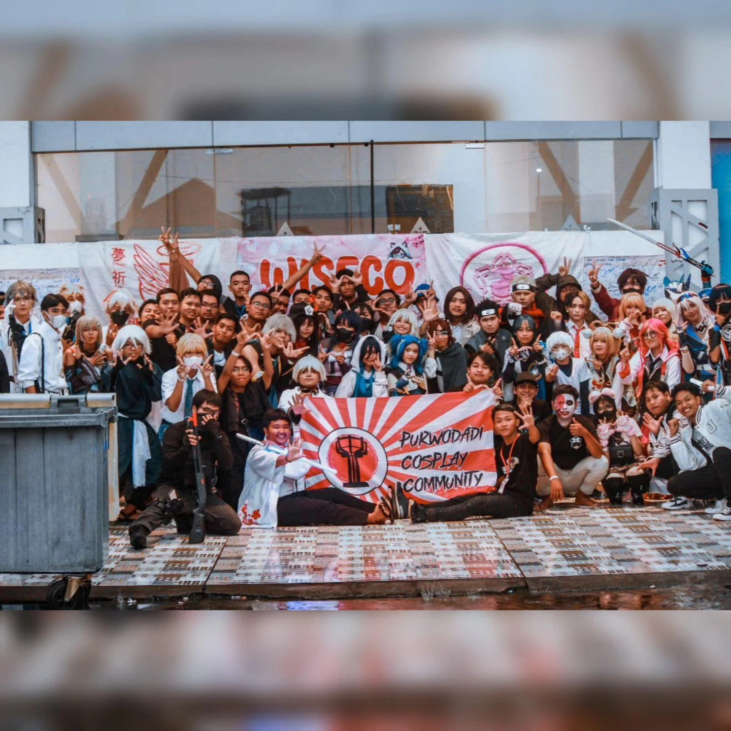 Kolase foto ramai komunitas di depan gedung