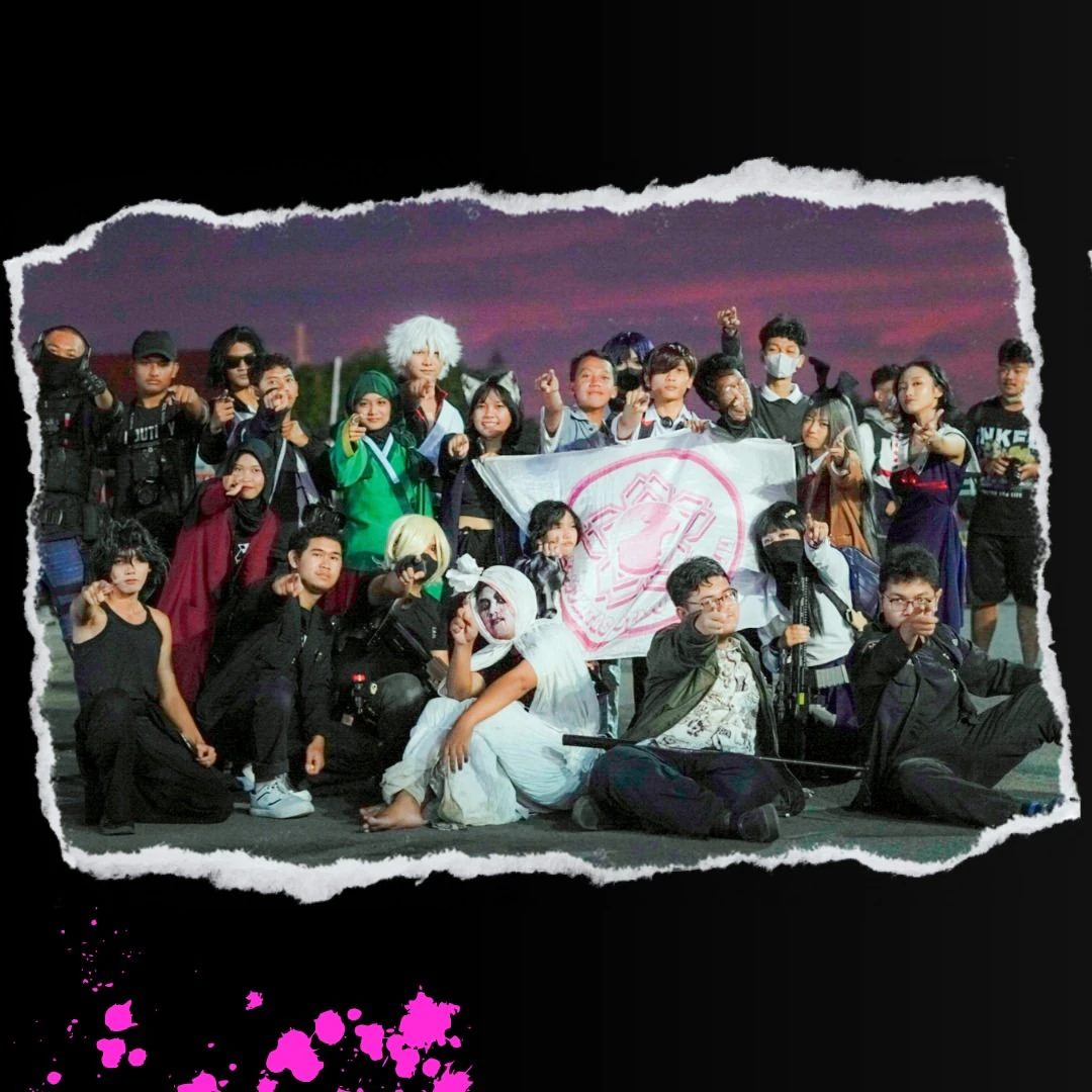 Kolase fotbar KOBOY dengan bingkai putih dan aksen pink
